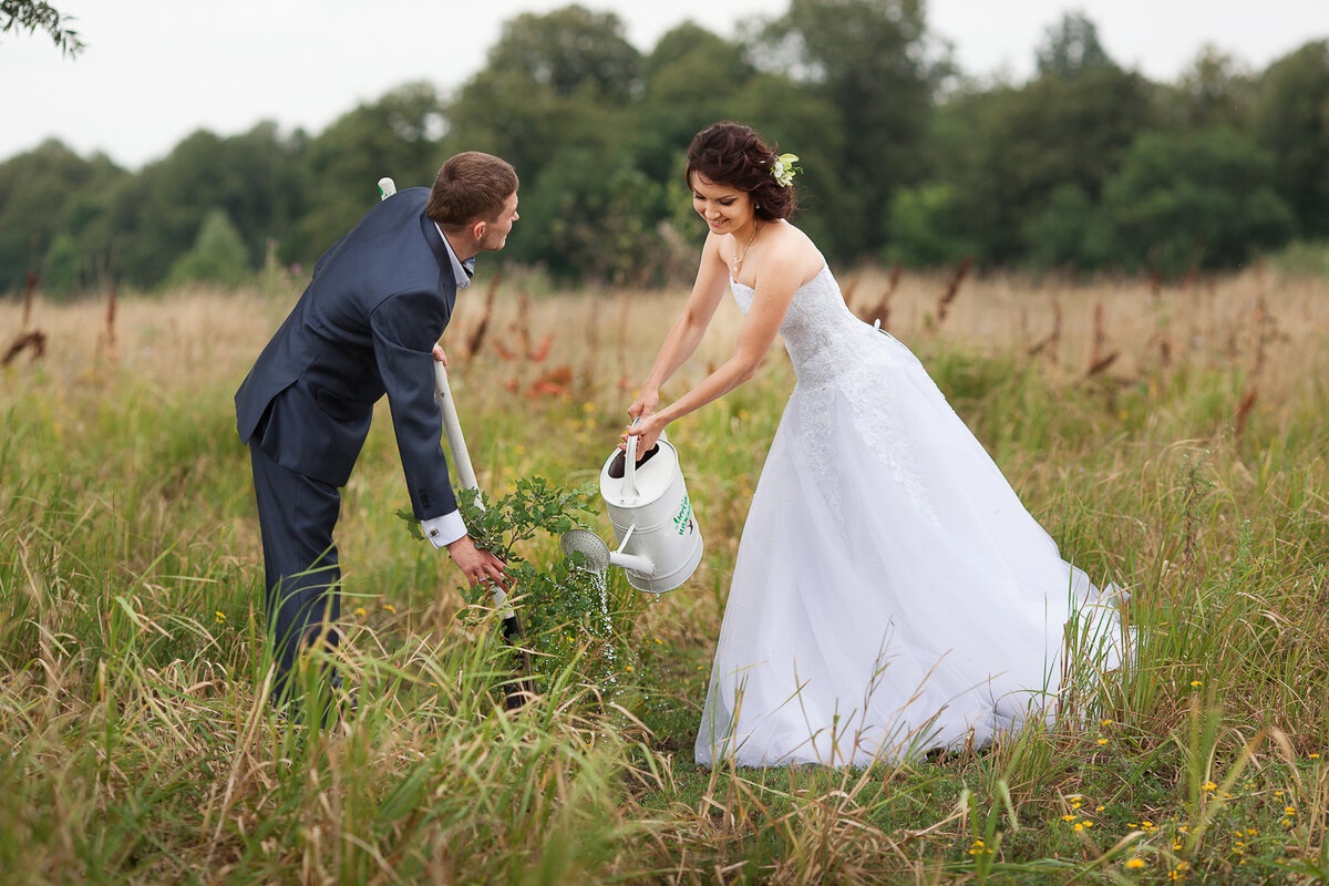 Видео где жених. Жених и невеста. Свадьба. Свадьба фотосессия. Жених и невеста на природе.