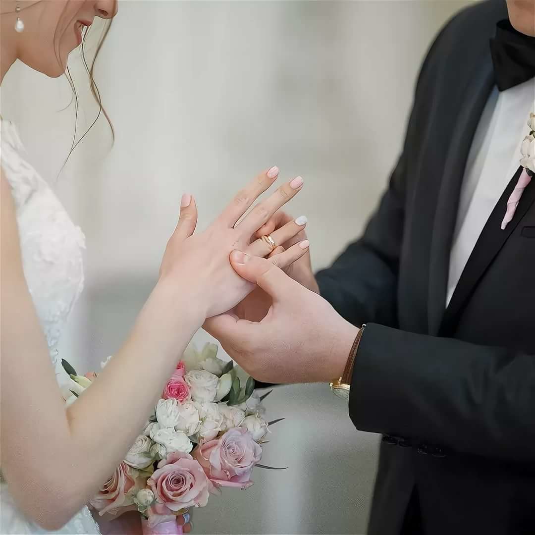 Удачное замужество. Жених надевает кольцо невесте. Невеста на руках у жениха. Кольца жениха и невесты. Замужество.