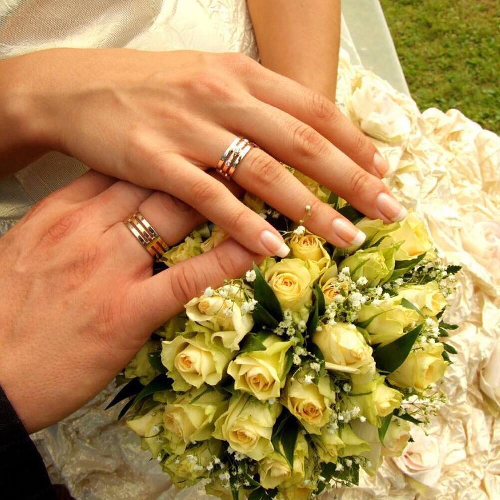 фото рук со свадебными кольцами